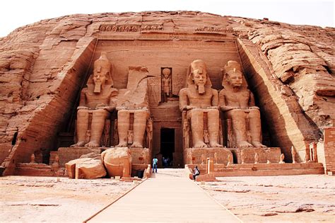 De 'Aboe Simbel Tempel-Monument'!  Een Triumph van Stenen Verbeelding en een Ode aan de Farao!