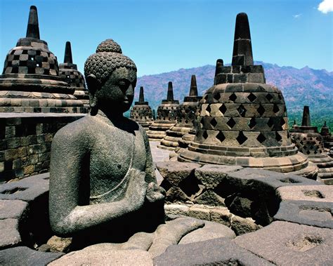 De Borobudur: Een Monumentale Reis Door het Boeddhistische Kosmos!