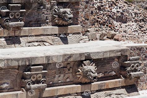  De Tempel van Quetzalcoatl: Een Visioen van Geheime Kennis en Religieuze Verering!