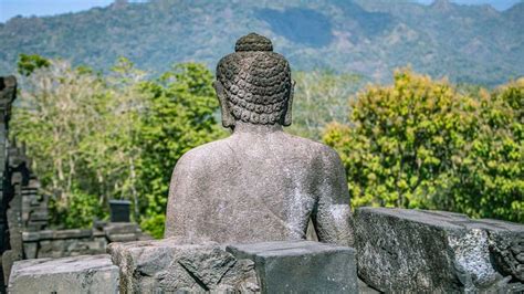  De Boeddha van Borobudur – Een Monumentale Toewijding aan Verlichting en Goddelijke Harmonie!