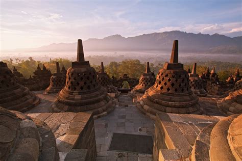  De Tempel van Borobudur? Een Indische Reflectie op Verleden Glorie